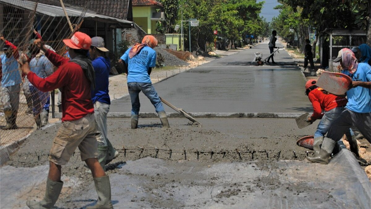 Jalan Dusun Cikuray Diperbaiki Dengan Rabat Beton