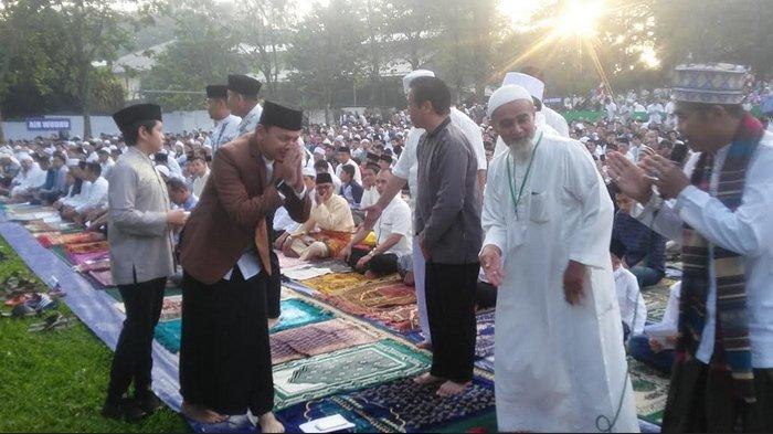 Sholat Idul Fitri di Lapangan Desa